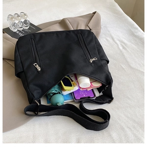 Détail de l'intérieur d'un sac cabas en toile noire montrant sa grande capacité de rangement