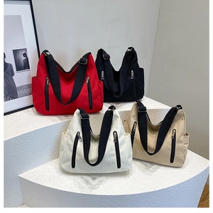 Sacs cabas en toile en rouge, noir, blanc et kaki avec larges bandoulières en tissu