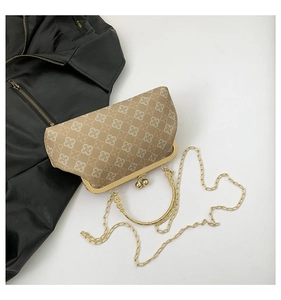 Dettaglio borsa trapuntata beige con chiusura a bacio dorata e manico ad anello