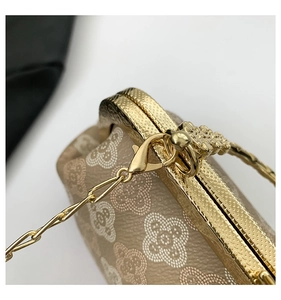 Dettaglio della borsa vintage con chiusura a conchiglia e catena d'oro trapuntata