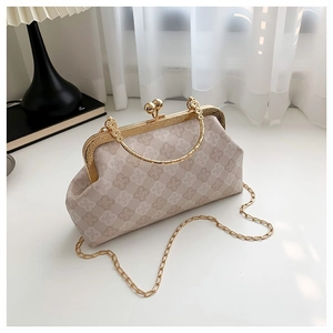 Borsa beige vintage con chiusura a conchiglia, motivo a quadrifoglio e catena dorata