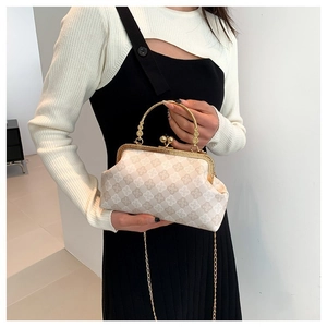 Elegante borsa trapuntata color crema con manico dorato vintage e tracolla per donna