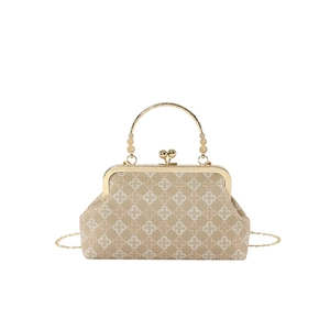 Elegante borsa beige con chiusura a conchiglia motivo a quadrifoglio e catena dorata