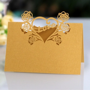 Marque-place doré découpé au laser avec cœur 'Love' et motif de rose pour mariage