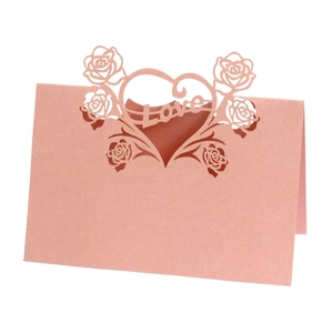 Marque-place découpé au laser rose avec motifs de cœur, de rose et finition nacrée Love