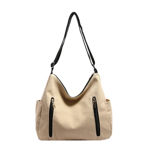 Sac hobo en toile beige avec fermetures éclair verticales et bandoulière noire réglable