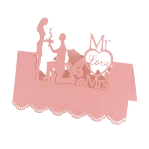 Marque-places de mariage découpés au laser rose avec silhouette de demande et papillons