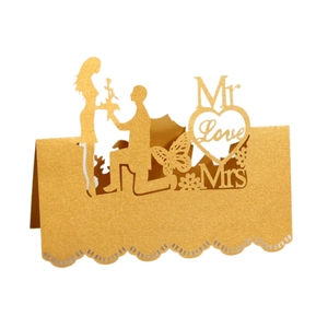 Marque-places de mariage dorés découpés au laser avec silhouettes Mr et Mrs et motif Love