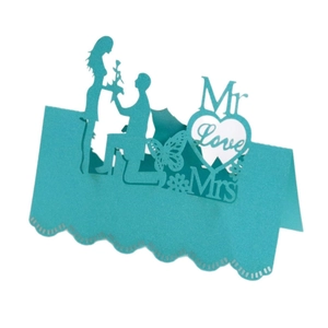 Marque-places mariage bleu tiffany découpés au laser avec silhouettes Mr et Mrs et cœurs