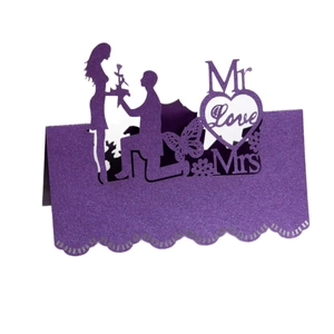 Marque-place de mariage pailleté violet avec design ajouré laser Mr et Mrs