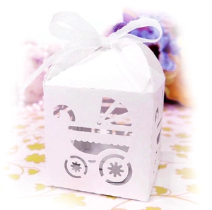 Scatola regalo bianca traforata con motivo carrozzina e nastro per baby shower party