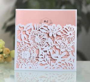 Elegante lasergesneden huwelijksuitnodiging met lavendel envelop en roze binnenkaart