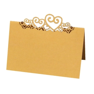 Laserschnitt Platzkarten in Herzform aus Kraftpapier für Hochzeitstische und Gäste