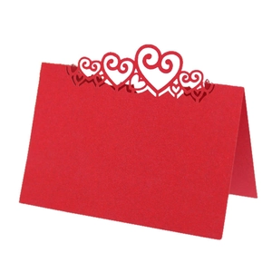 Elegante rote lasergeschnittene Tischkarte mit hohlem Herzmuster für Hochzeiten
