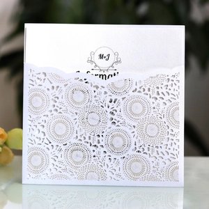 Eleganti Inviti di Nozze Tagliati al Laser Carta Perla Artificialta Motivo Floreale Intagliato Biglietti di Auguri Con Buste Per Cerimonia Festa
