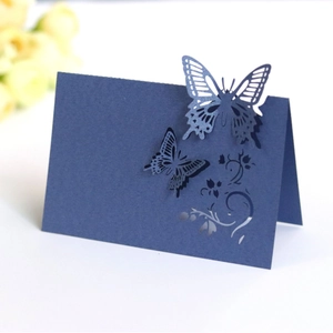Elegante marineblaue Tischkarte mit lasergeschnittenem Schmetterling für Hochzeiten