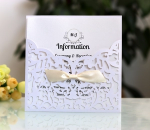 Élégante invitation de mariage découpée au laser avec pochette blanche et ruban satin