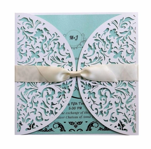 Invitation de mariage élégante découpée au laser blanc avec insert vert menthe et ruban
