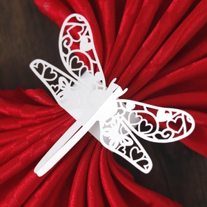 Eleganter Libellen-Serviettenring aus weißem Papier mit Laserschnitt für Hochzeiten
