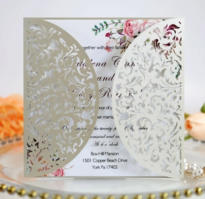 Détail d'invitation de mariage dorée découpée au laser avec carte intérieure fleurie