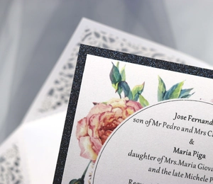 Elegante invito a nozze blu glitterato con intaglio laser e motivi floreali di peonia