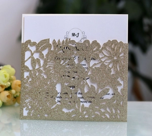 Lasergesneden gouden glitter bruiloft uitnodiging met bloemmotief en aangepast M+J logo