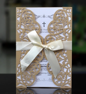Detail der lasergeschnittenen Herz-Einladung mit cremefarbenem Satinband und Kreuz
