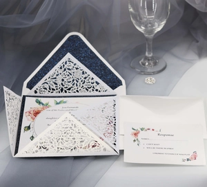 Eleganti inviti di nozze blu navy tagliati al laser con inserti floreali e set RSVP