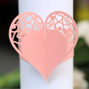 Rond de serviette rose découpé au laser en forme de cœur pour décoration de mariage