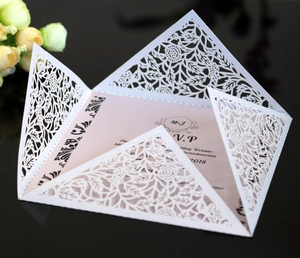 Dettaglio dell'invito di nozze tagliato al laser con elegante inserto rosa all'interno