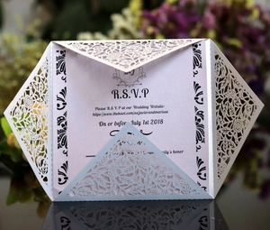 Dettaglio della carta RSVP per matrimonio con intaglio laser floreale e finitura perlata