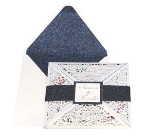 Set di inviti matrimonio intagliati al laser con fodera glitter blu e fascia nomi