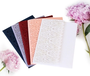 Eleganti copertine per inviti intagliate al laser in vari colori con accenti di fiori peonia