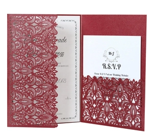 Set inviti bordeaux taglio laser con motivi floreali e cartolina RSVP