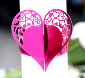 Servilletero de corazón rosa con patrón calado con láser y acabado metálico brillante
