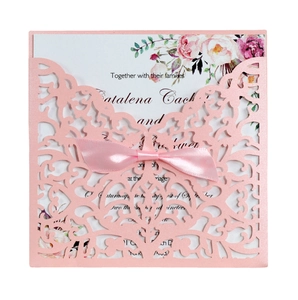 Élégante invitation de mariage découpée au laser avec ruban rose et carte fleurie