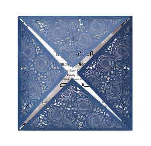 Biglietto d'invito matrimonio blu navy intagliato al laser con motivi floreali