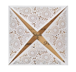 Invito di nozze floreale tagliato al laser con copertina bianca e inserto in kraft