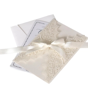 Élégante invitation de mariage découpée au laser blanc crème avec ruban et carte LOVE