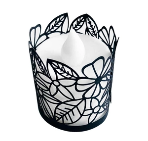 Candela LED decorativa con paralume in carta nera traforata a laser con motivi floreali