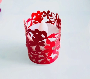 Bougie LED avec abat-jour en papier rouge découpé au laser pour décoration festive