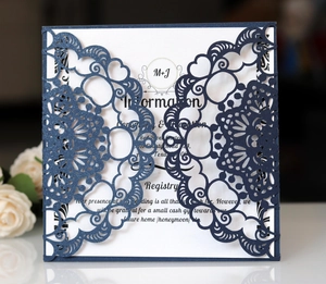 Detail van de blauwe glitter uitnodiging met verfijnde lasergesneden mandala patronen
