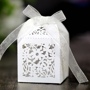 Weiße lasergeschnittene Geschenkbox mit eleganter Chiffonschleife für Hochzeiten