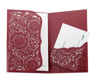 Faire-part de mariage bordeaux découpé au laser avec motifs floraux et pochette chic