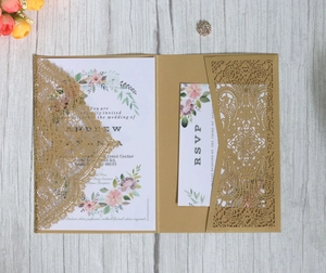 Détail du faire-part de mariage bordeaux découpé au laser avec cartes à motif floral