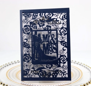 Détail du faire-part de mariage bleu foncé découpé au laser avec motifs de roses et texte Mr & Mrs