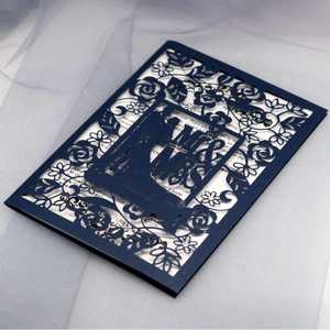 Élégant faire-part de mariage bleu marine découpé au laser avec motif floral