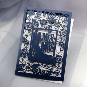 Élégante invitation de mariage bleu marine découpée au laser avec design Mr & Mrs et motifs