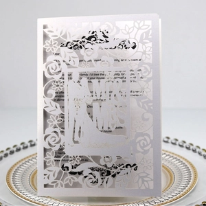 Élégant faire-part de mariage blanc découpé au laser avec bordure de roses et silhouette Mr & Mrs