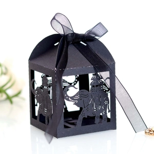 Boîte cadeau noire découpée au laser motif éléphant avec un ruban soyeux sur fond blanc